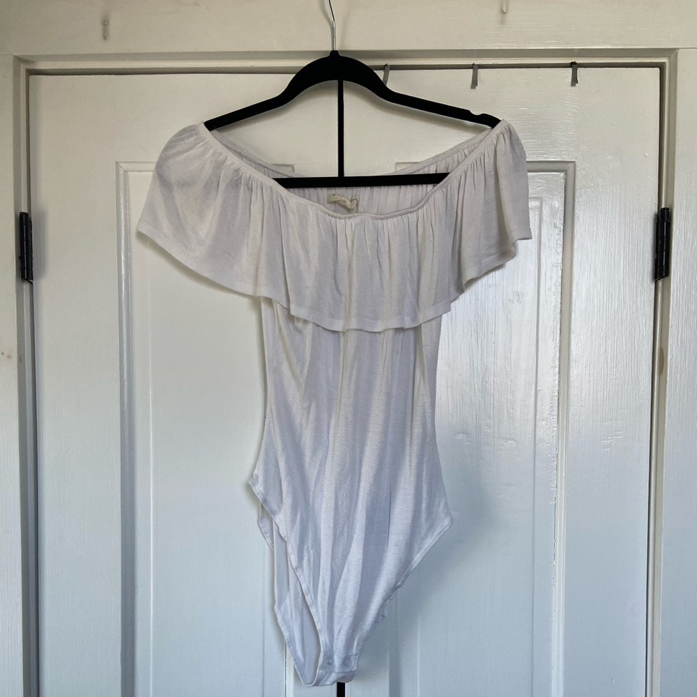 WHITE OFF SHOULDER BODYSUIT